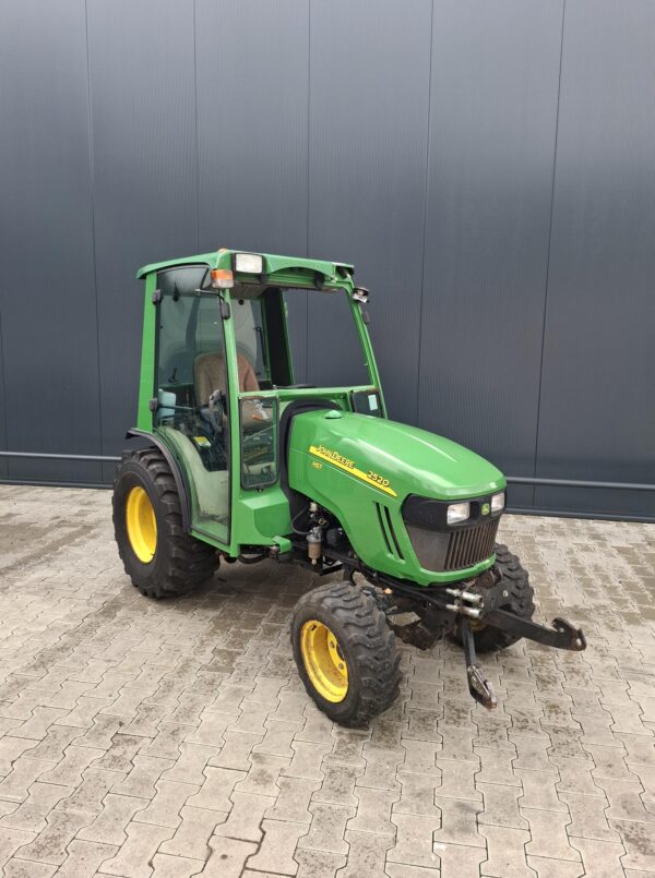 Gebruikte John Deere 2520 minitractor met werk