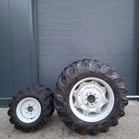 Set Bridgestone akkerbanden 14.9-28 + 9.5-16 op velg