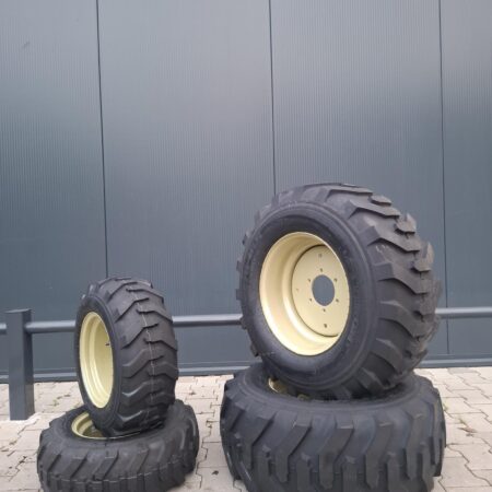 Nieuwe set industrie banden op velg Yanmar SA326