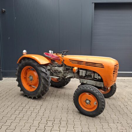 Oldtimer Steyr 188 tractor 2 cilinder met kenteken