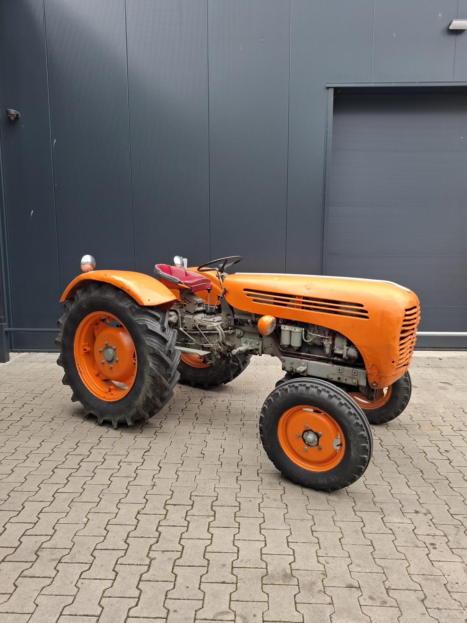 Oldtimer Steyr 188 tractor 2 cilinder met kenteken